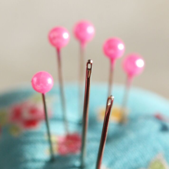 Épingles à coudre roses