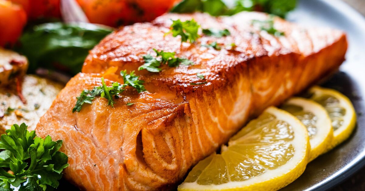 Le saumon aura une peau croustillante et sera « délicat et moelleux » si vous abandonnez la cuisson au four.