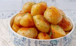 Les pommes de terre rôties sont croustillantes et addictives lorsque vous ajoutez 1 ingrédient en ébullition