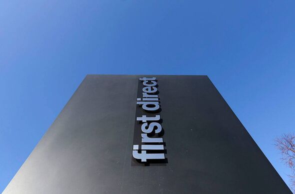 Bâtiment noir moderne avec les mots First Direct