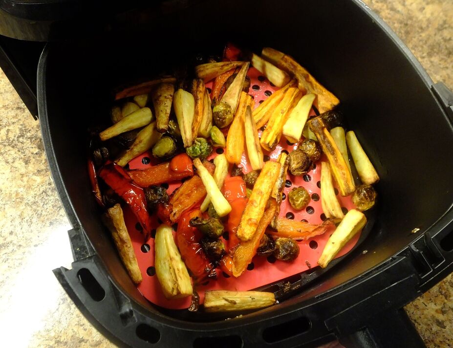 Mélange de légumes dans une friteuse à air