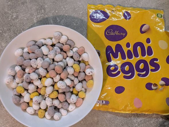 Le sachet de 1kg avec des mini œufs dans un bol