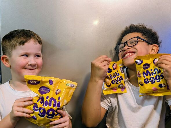 Deux garçons brandissant des mini paquets d'oeufs