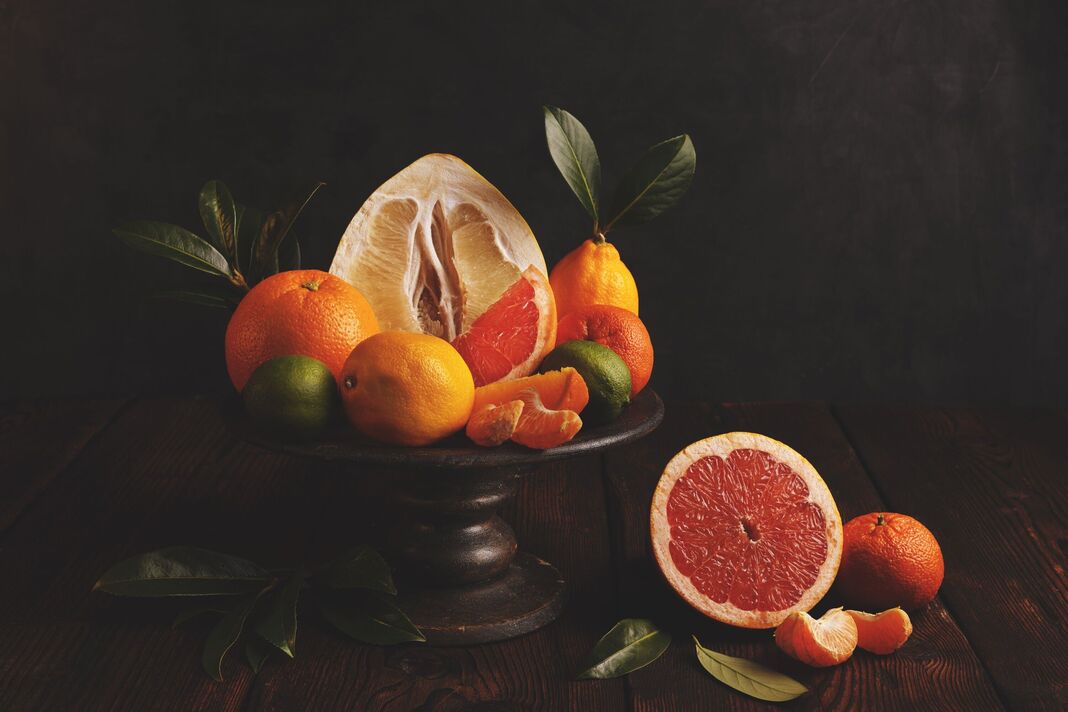 Agrumes sur un support à gâteau rustique avec des feuilles