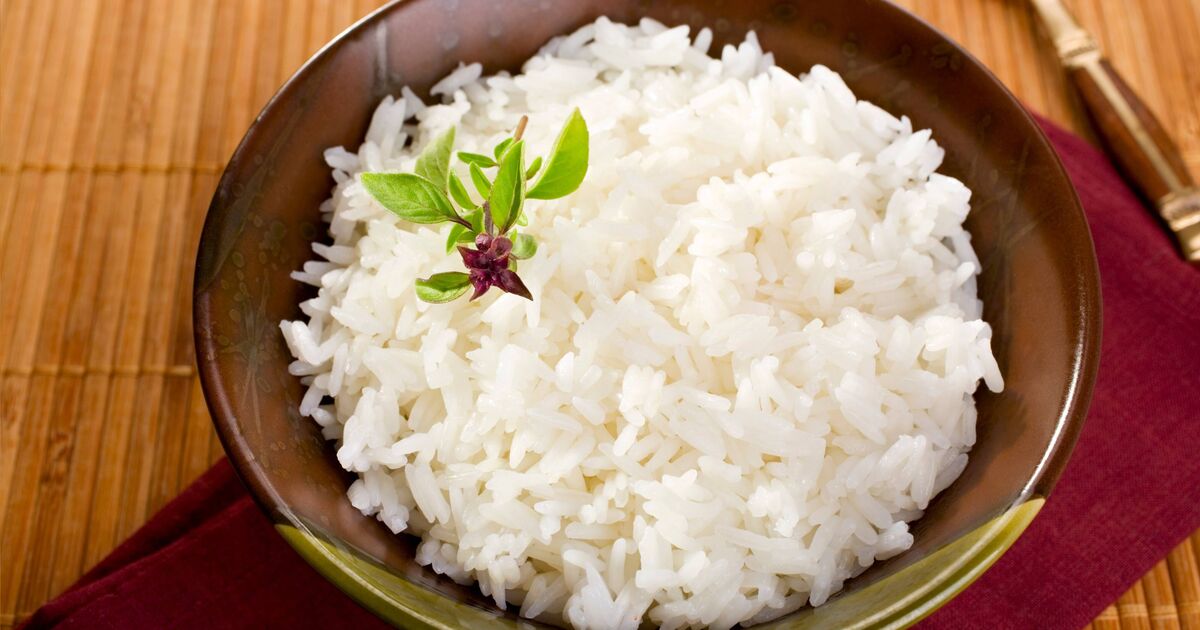 Le riz sera « complètement » transformé et moelleux lorsque vous arrêterez de le cuire dans l’eau.