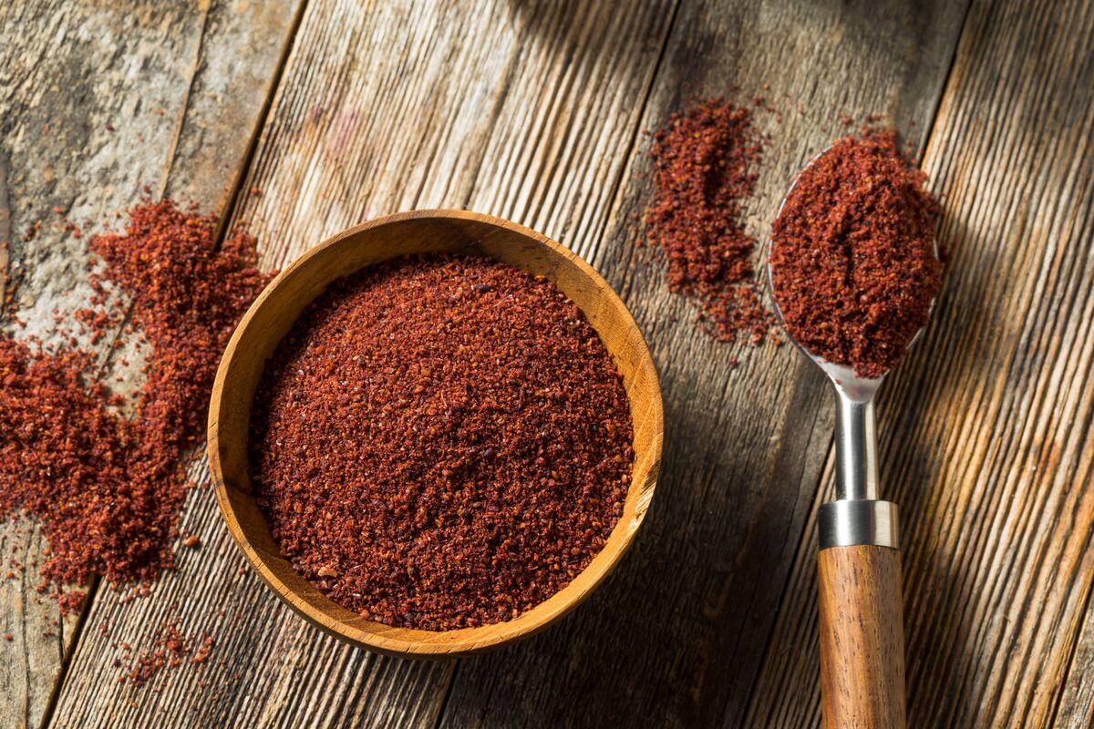 Sumac séché biologique rouge cru dans un bol