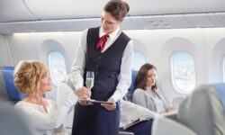 « Je suis hôtesse de l&rsquo;air et il y a 3 choses à faire pour avoir les meilleures chances d&rsquo;être surclassé »
