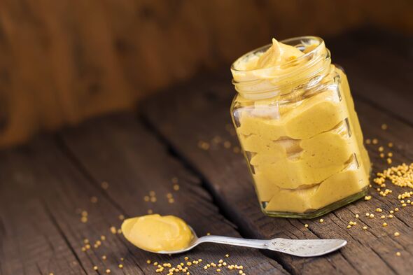 Pot de sauce moutarde maison, mise au point sélective.