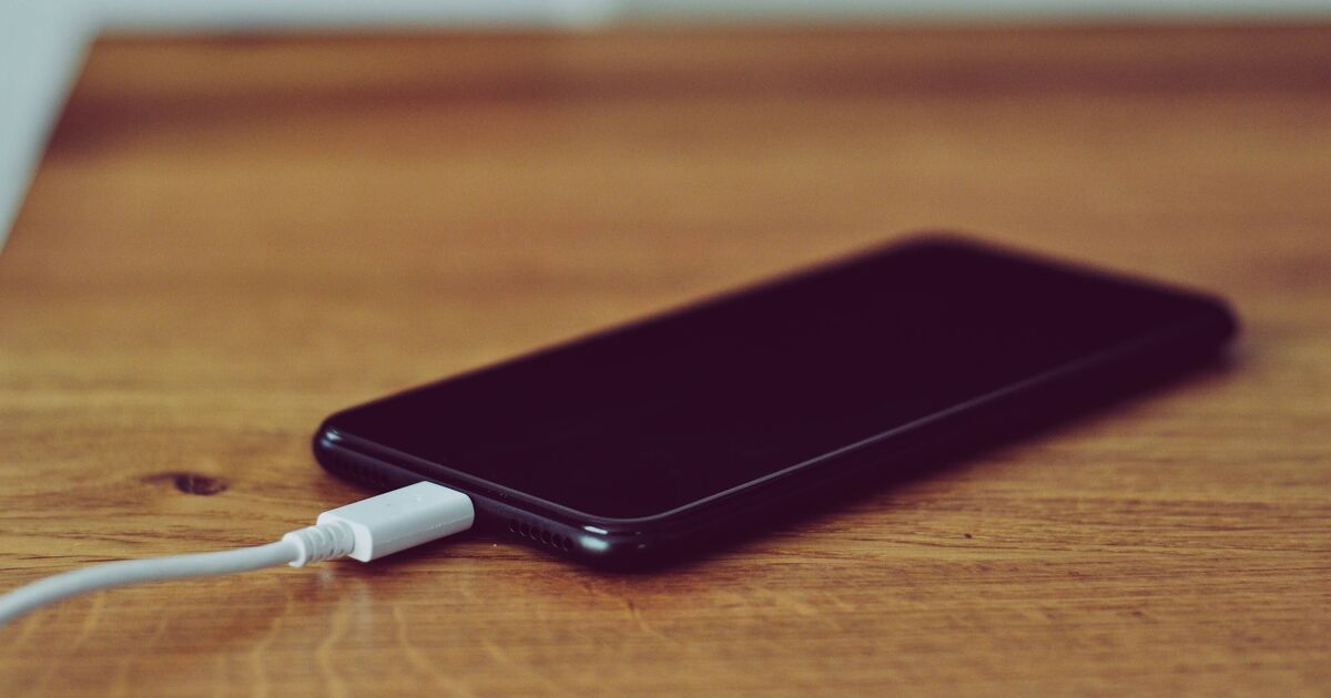 Un préposé à un combat partage un hack de vacances pour recharger son téléphone portable sans adaptateur
