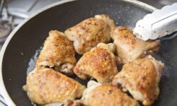 Pas de beurre – ajoutez 1 ingrédient dans la poêle pour garder le poulet juteux