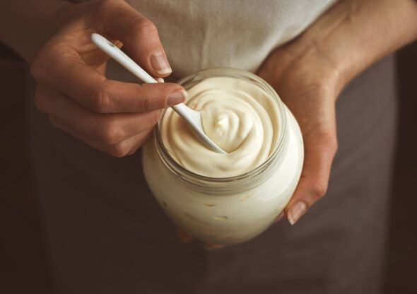 Pot en verre de mayonnaise avec une cuillère.