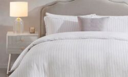 L&rsquo;ensemble de couette Dusk « frais et élégant » réduit à seulement 35 € et est parfait pour l&rsquo;été