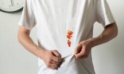 Les taches de nourriture tenaces disparaîtront des vêtements « en quelques secondes » avec un article courant : pas d&rsquo;eau de Javel.