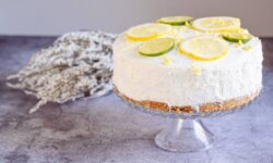 La recette facile de gâteau au citron dans un bol utilise un ingrédient inhabituel pour une éponge moelleuse