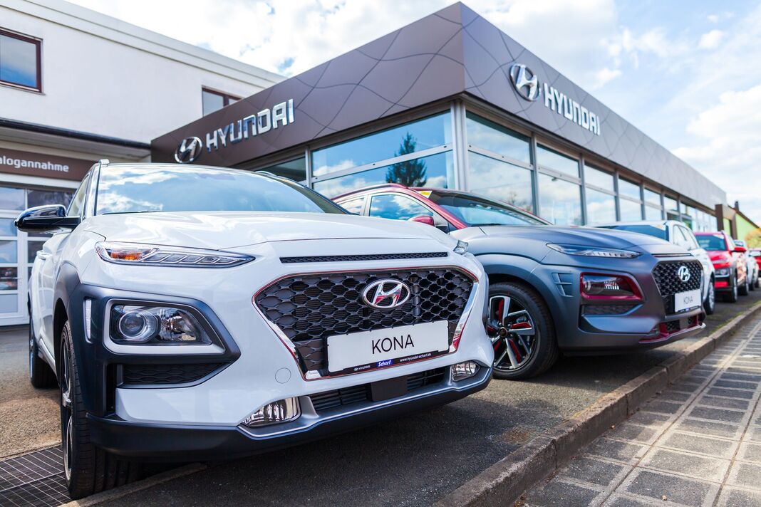 Logo Hyundai sur une voiture Hyundai chez un concessionnaire automobile