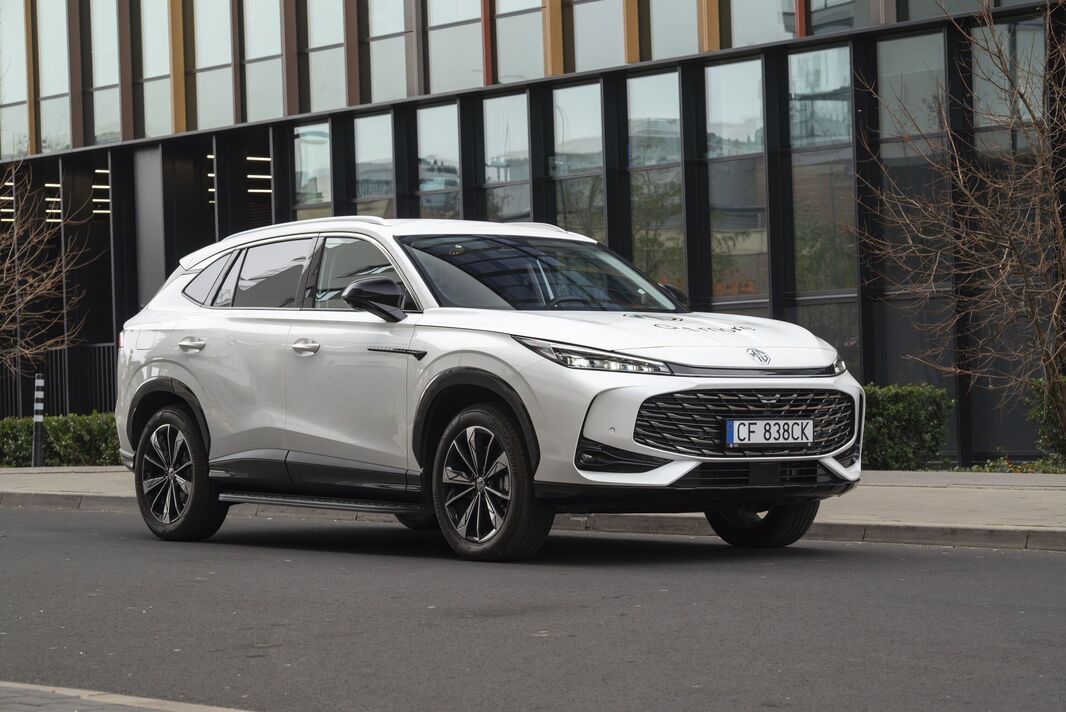 MG HS Plug-In Hybrid dans une rue
