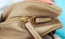Les sacs à main sont « en sécurité » dans les endroits très fréquentés grâce à la pince à cheveux « géniale »