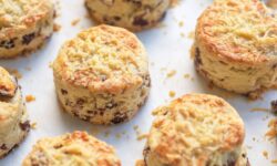 Les scones seront extra hauts, moelleux et doux à chaque fois en ajoutant 1 ingrédient de base