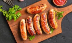 Les saucisses seront plus juteuses et tendres grâce à la méthode simple en deux étapes du boucher : pas de friture