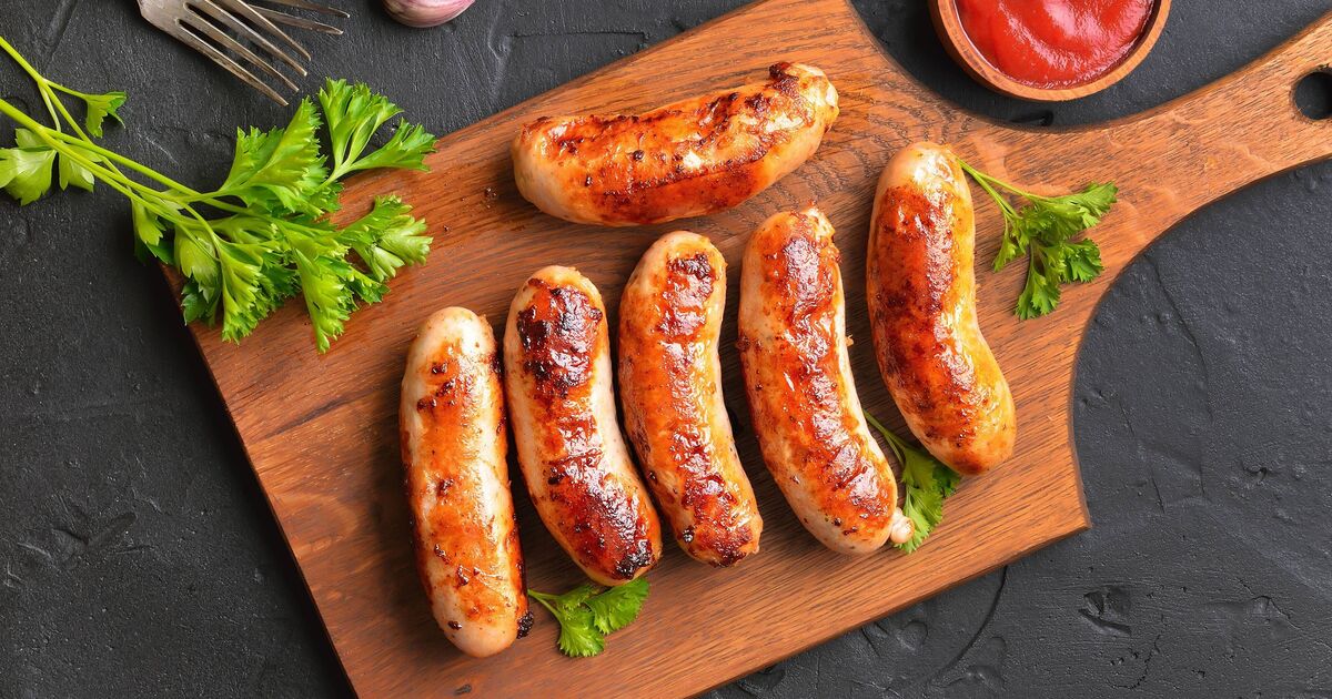 Les saucisses seront plus juteuses et tendres grâce à la méthode simple en deux étapes du boucher : pas de friture