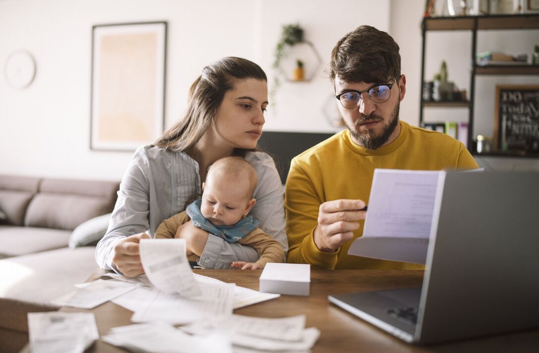 Jeune famille gérant le budget et payant les factures et les taxes.