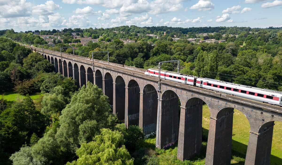 Train voyageant sur le viaduc de Digswell