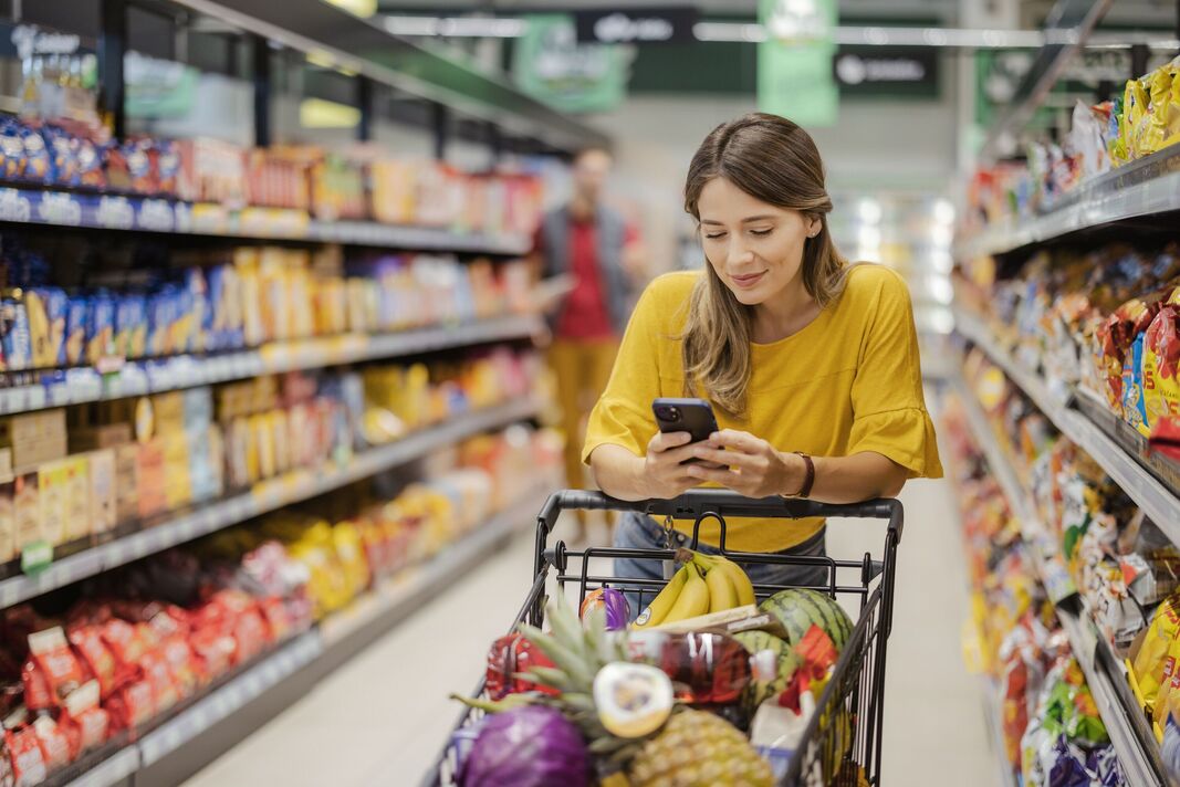 Acheter des marchandises avec un smartphone à l'épicerie