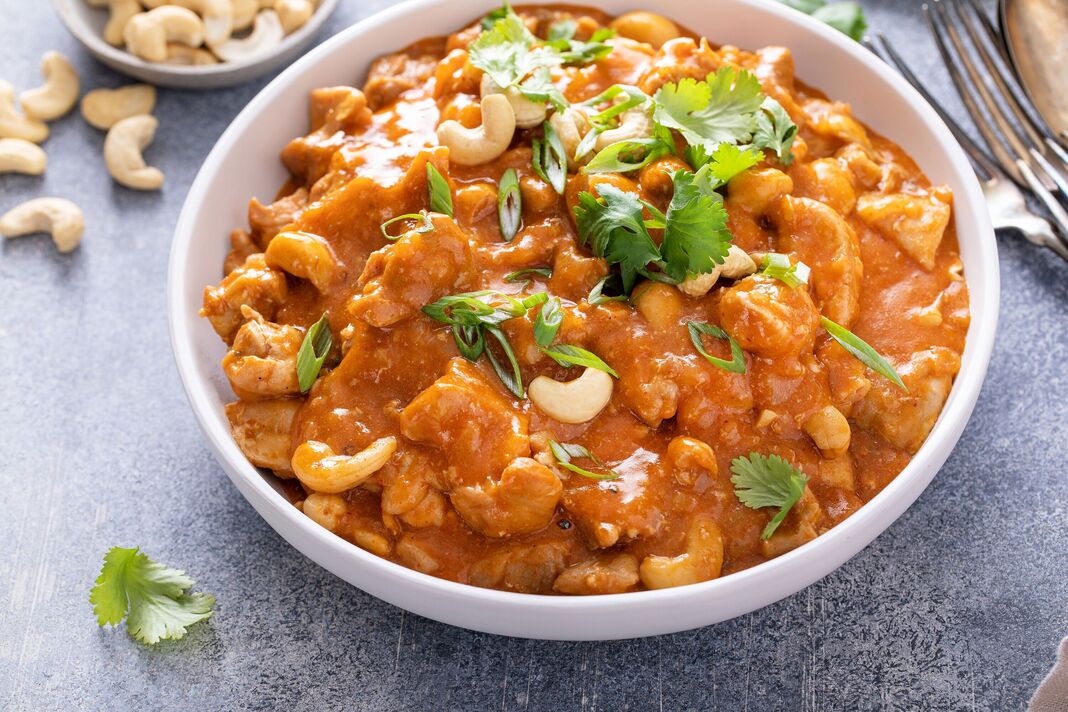 Poulet au curry ou poulet au beurre aux noix de cajou et coriandre