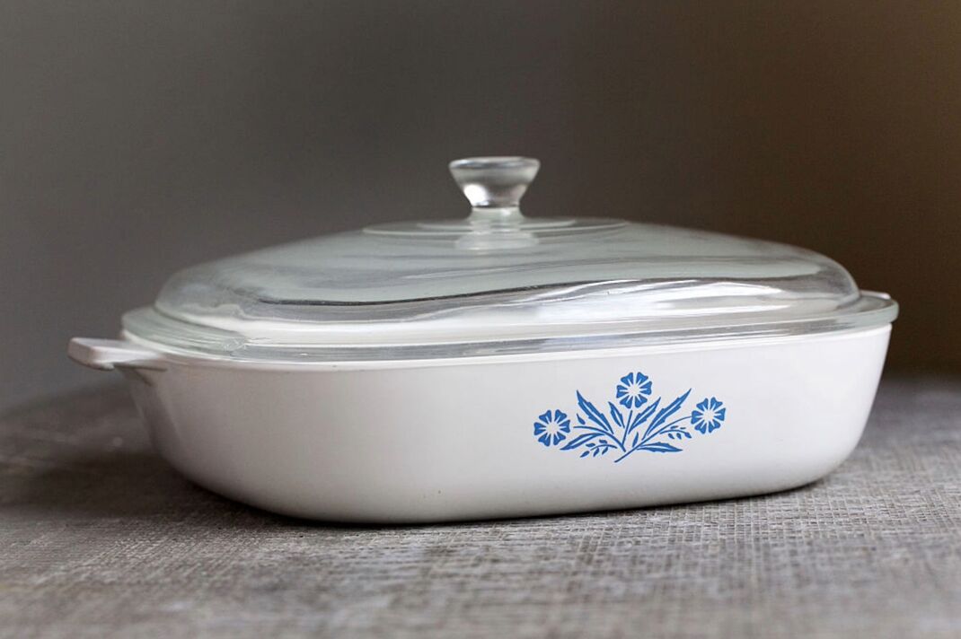 Un plat de cuisson CorningWare vintage