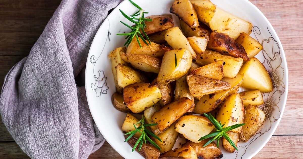 Un chef formé au Michelin teste 3 astuces de pommes de terre rôties et une fait « un monde de différence »