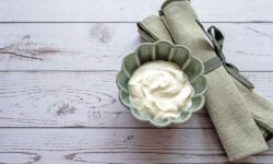 J&rsquo;ajoute 2 articles de placard de cuisine à mon yaourt grec pour faire un délicieux dessert crémeux
