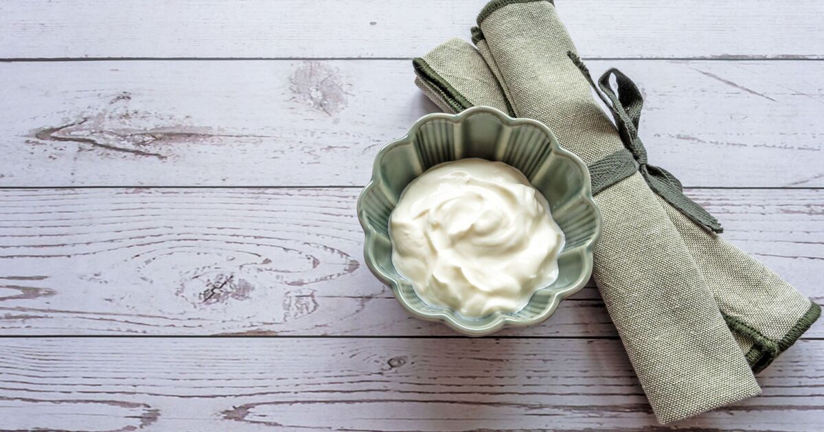 J'ajoute 2 articles de placard de cuisine à mon yaourt grec pour faire un délicieux dessert crémeux