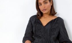 Les acheteurs romains se précipitent pour acheter une « jolie » robe d’été idéale pour cacher leur ventre gonflé