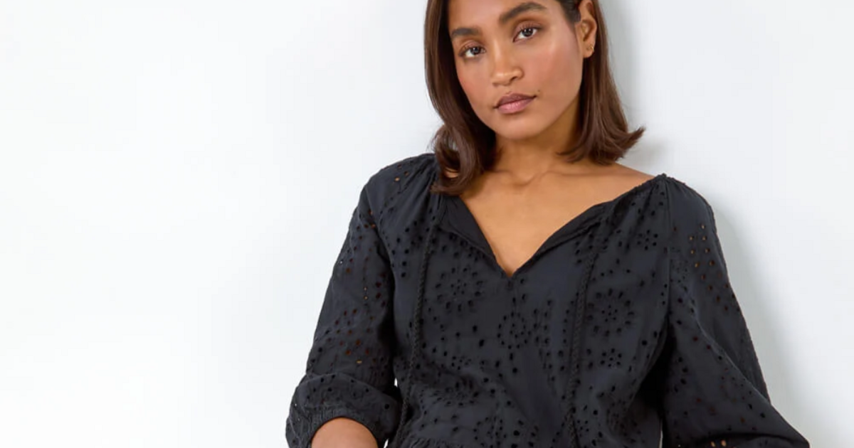 Les acheteurs romains se précipitent pour acheter une « jolie » robe d’été idéale pour cacher leur ventre gonflé