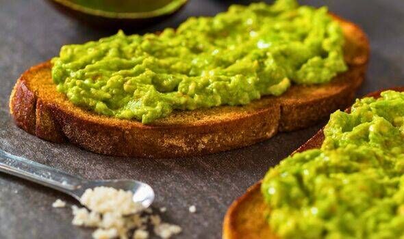 Photo de sel à côté d'avocat sur du pain grillé