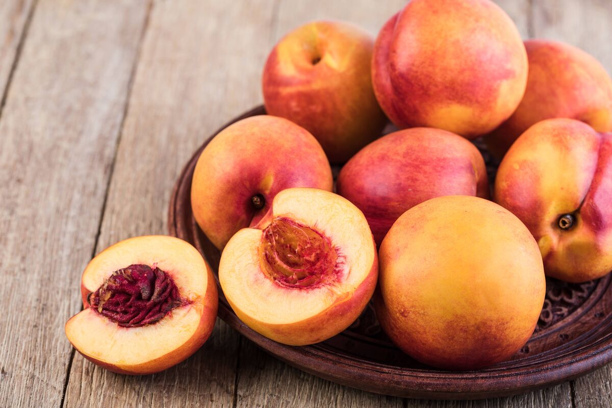Fruit de nectarine sur un bois
