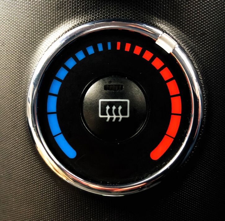 Le cadran de commande du chauffage et de la climatisation dans une voiture moderne Le cadran de commande du chauffage et de la climatisation dans une voiture moderne