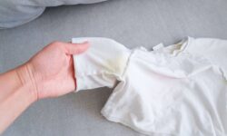Éliminez les taches jaunes sur les vêtements blancs grâce à la méthode 2p appréciée des professionnels