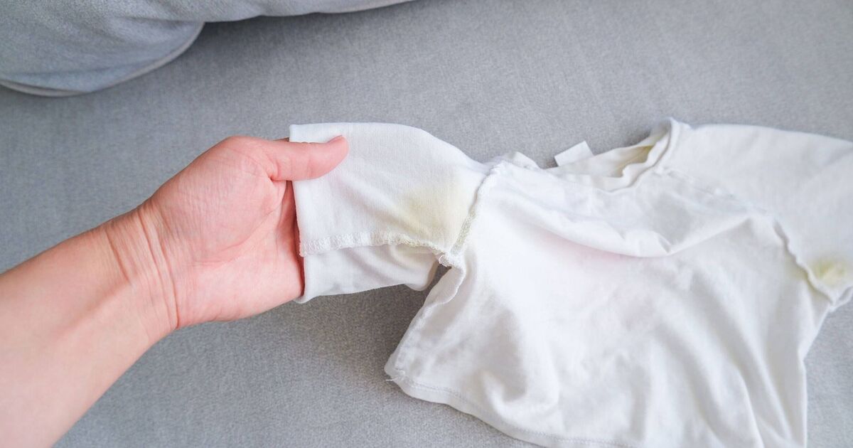Éliminez les taches jaunes sur les vêtements blancs grâce à la méthode 2p appréciée des professionnels