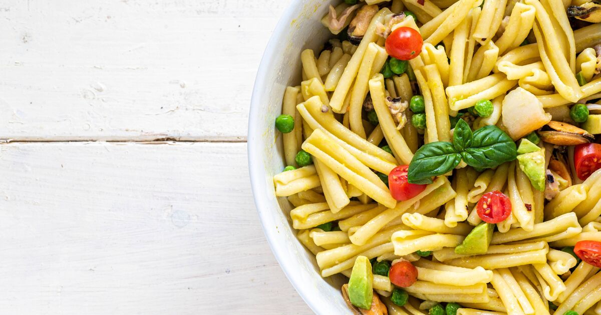 La recette « ultime » de salade de pâtes avec une simple vinaigrette César est parfaite pour les jours fériés