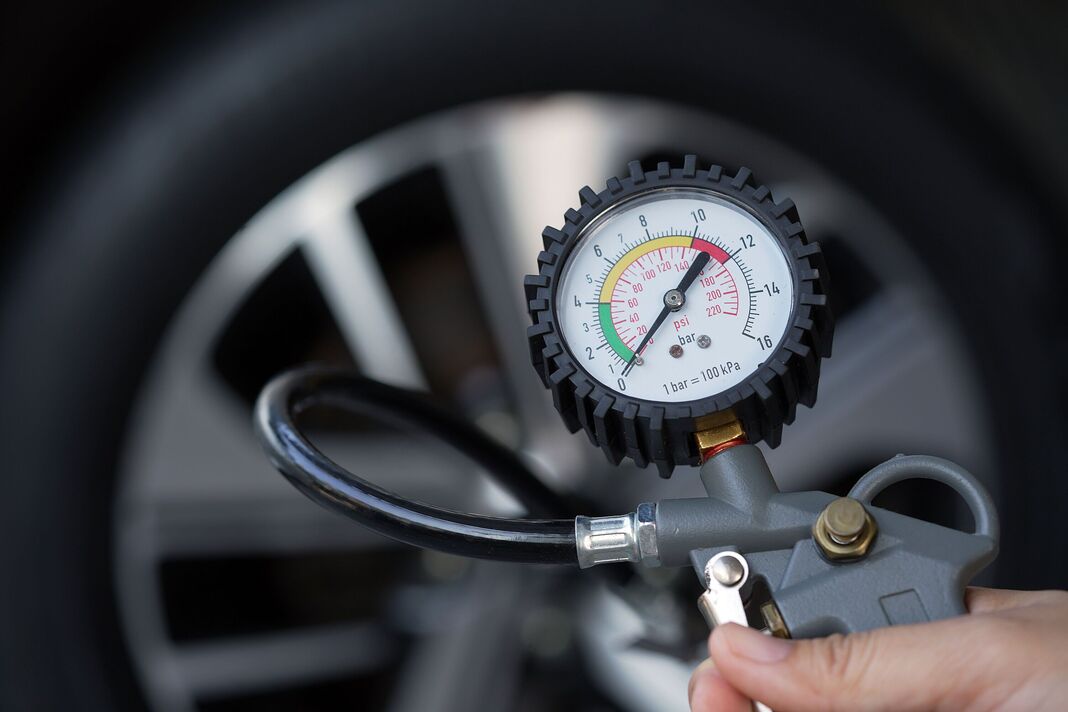 Gonflez les pneus de votre voiture pour économiser du carburant avant de voyager