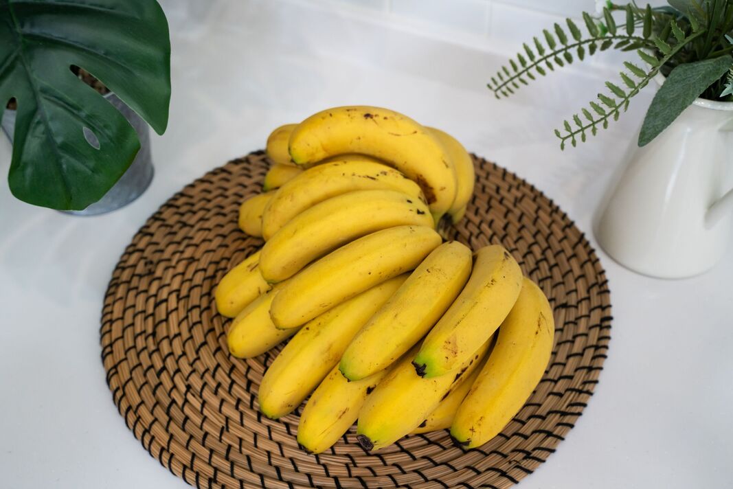 Un régime de banane fraîche dans une cuisine moderne. Un régime de banane fraîche dans une cuisine moderne.