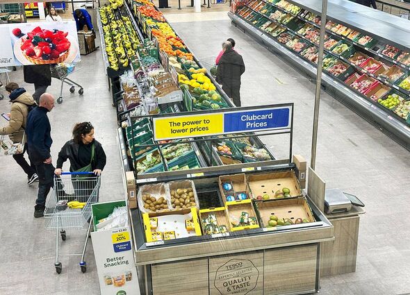 Une vue d'un supermarché Tesco Une vue d'un supermarché Tesco