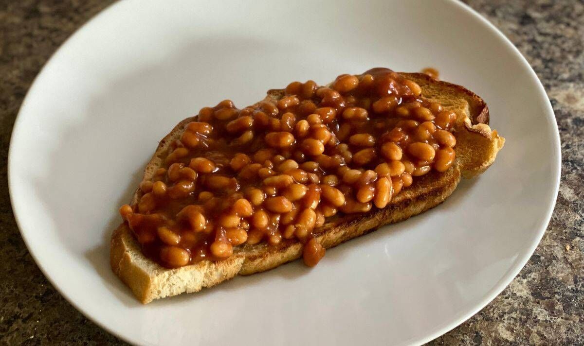 Fèves au lard sur du pain grillé Fèves au lard sur du pain grillé