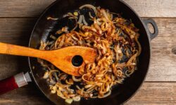 L&rsquo;ingrédient de cuisine courant qui permet aux oignons de caraméliser en deux fois moins de temps