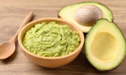 Les avocats ne bruniront pas et resteront frais plus longtemps lorsqu&rsquo;ils seront stockés avec 1 élément clé