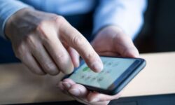 Martin Lewis dit que toute personne possédant un téléphone portable doit composer le code