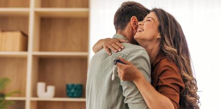 Un couple reçoit enfin les clés de son nouvel appartement avec une bonne hypothèque fixe