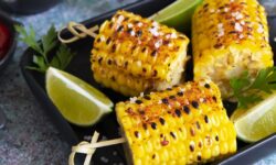 L&rsquo;épi de maïs sera plus savoureux lorsqu&rsquo;il sera grillé au barbecue avec 1 article – pas de beurre