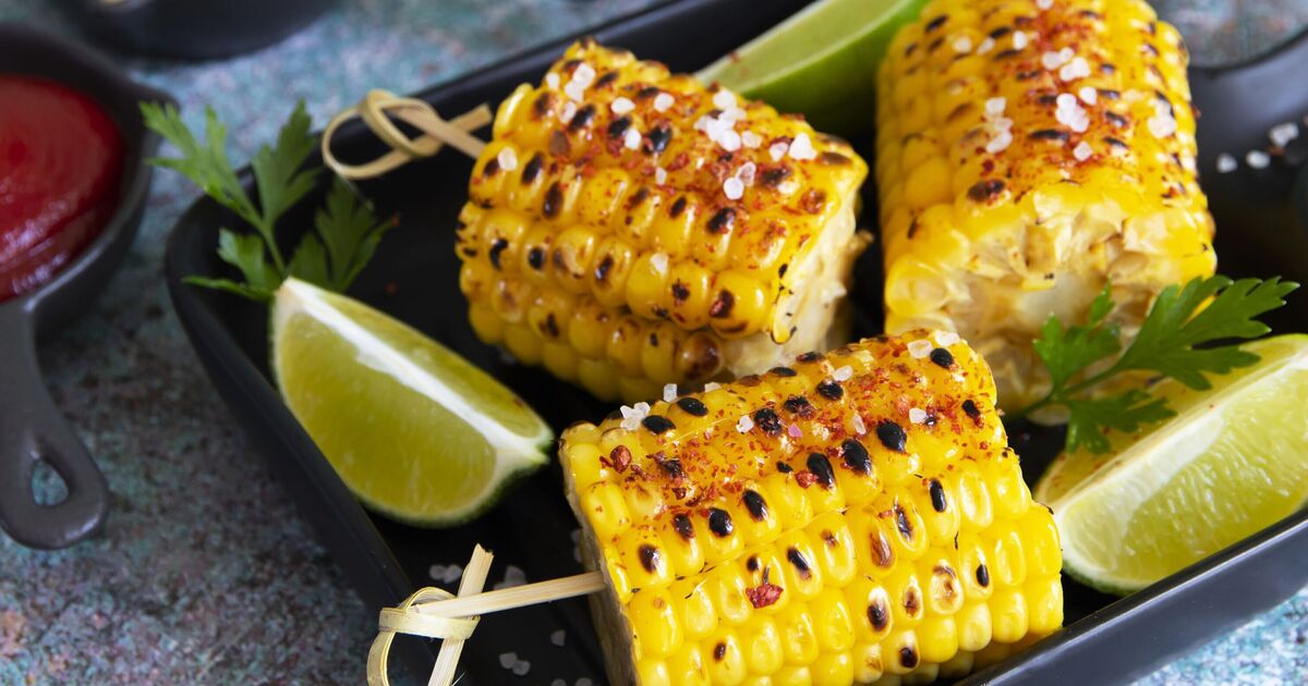 L'épi de maïs sera plus savoureux lorsqu'il sera grillé au barbecue avec 1 article - pas de beurre